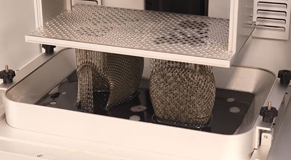 以单组分弹性树脂为材料核心，匹配高速光固化打印机的高效成型能力，构建“材料-设备”协同生产体系，助力批量化制造落地